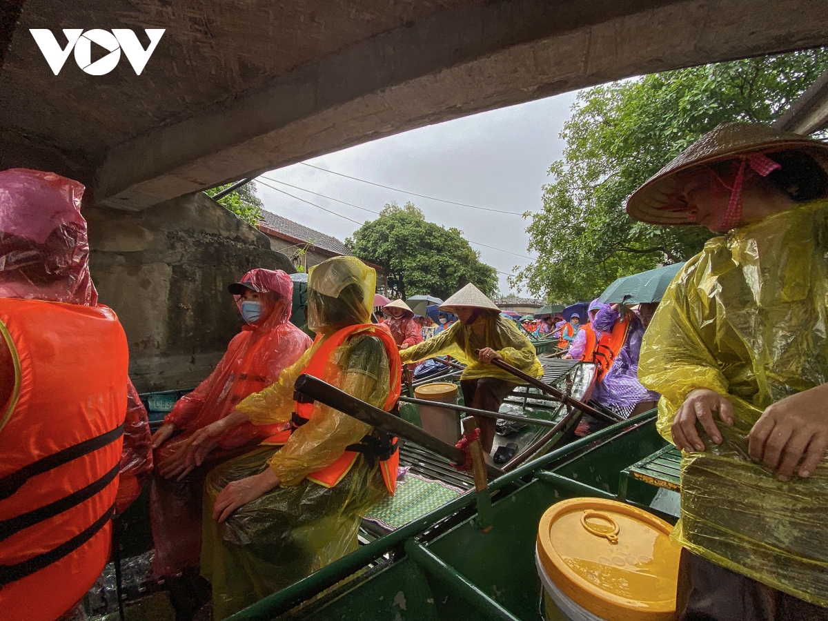 Hàng nghìn du khách đội mưa ngắm lúa trong ngày khai hội 