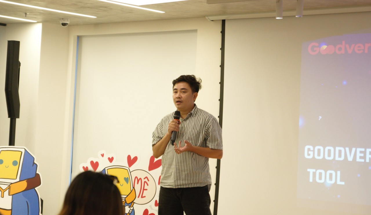 Anh Đinh Trần Tuấn Linh, người sáng lập TUVA Communication giới thiệu bộ công cụ phân tích quảng cáo sử dụng trí tuệ nhân tạo. Ảnh: Thanh Thảo