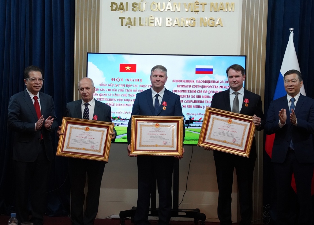 Đại sứ Đặng Minh Khôi và Thiếu tướng Bùi Hải Sơn trao tặng Huân chương Lao động Hạng Ba và Huân chương Hữu nghị của nhà nước CHXHCN Việt Nam cho VILAR và các chuyên gia Nga