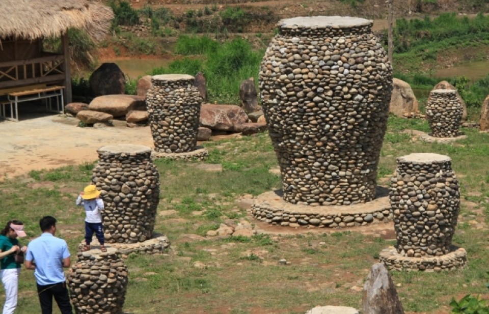 Độc đáo chum đá của người La Ha trên "miền cổ tích" Ngọc Chiến