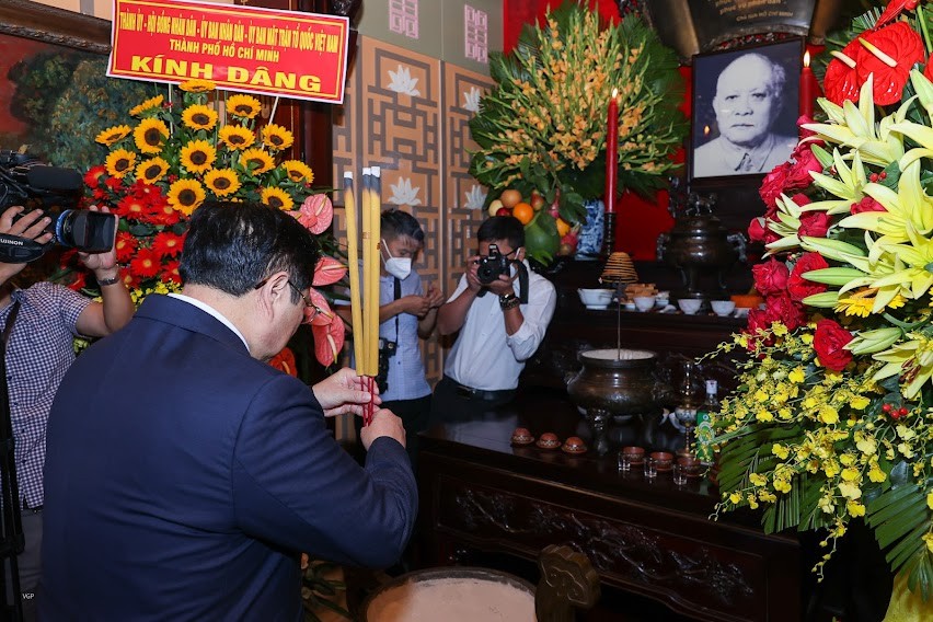 Thủ tướng dâng hương tưởng nhớ Chủ tịch Hồ Chí Minh, kỷ niệm 111 năm Ngày Người ra đi tìm đường cứu nước
