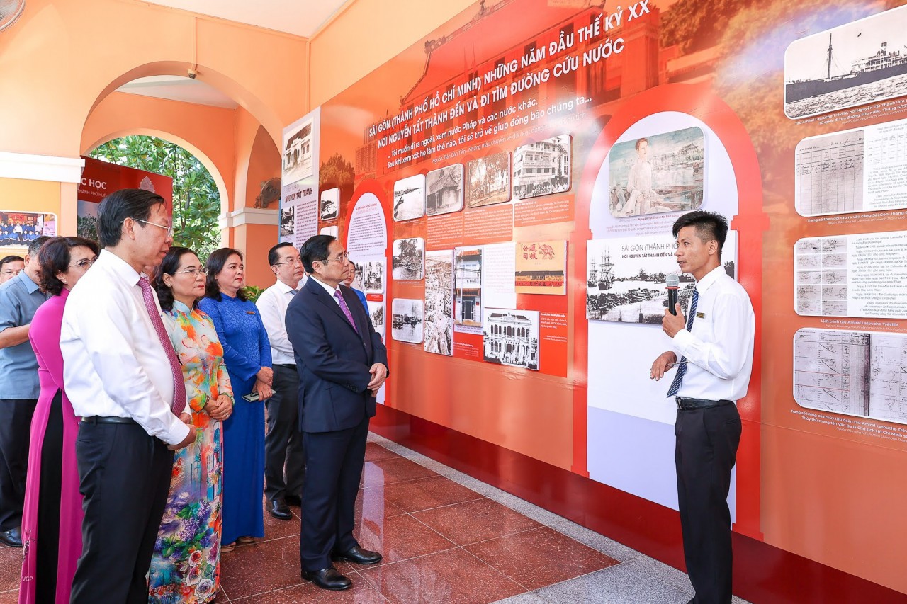 Thủ tướng dâng hương tưởng nhớ Chủ tịch Hồ Chí Minh, kỷ niệm 111 năm Ngày Người ra đi tìm đường cứu nước