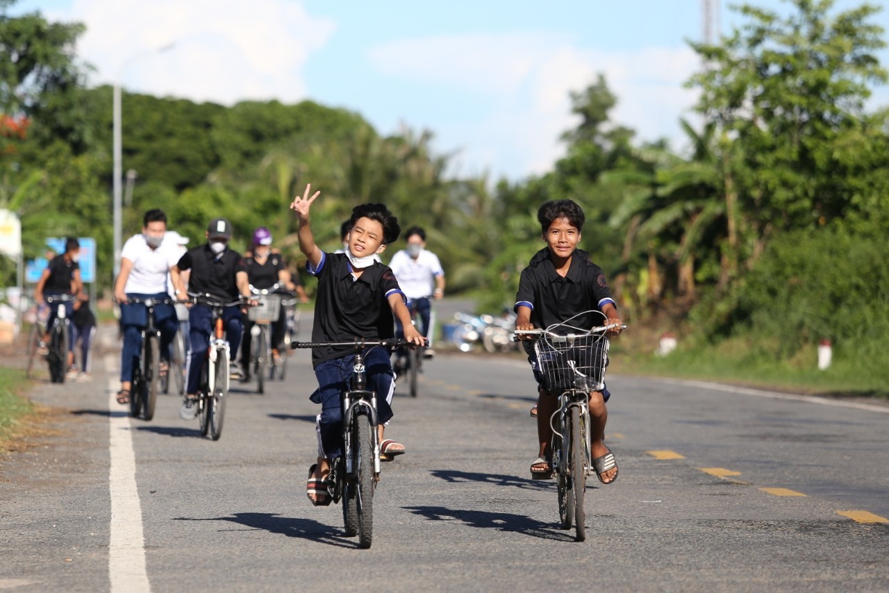 100 em học sinh Thị xã Vĩnh Châu cùng đại biểu, khách mời sự kiện tham gia đạp xe phát động Chiến dịch _Cùng bước vì tương lai_ 2022 nhân Ngày Môi trường Thế giới.