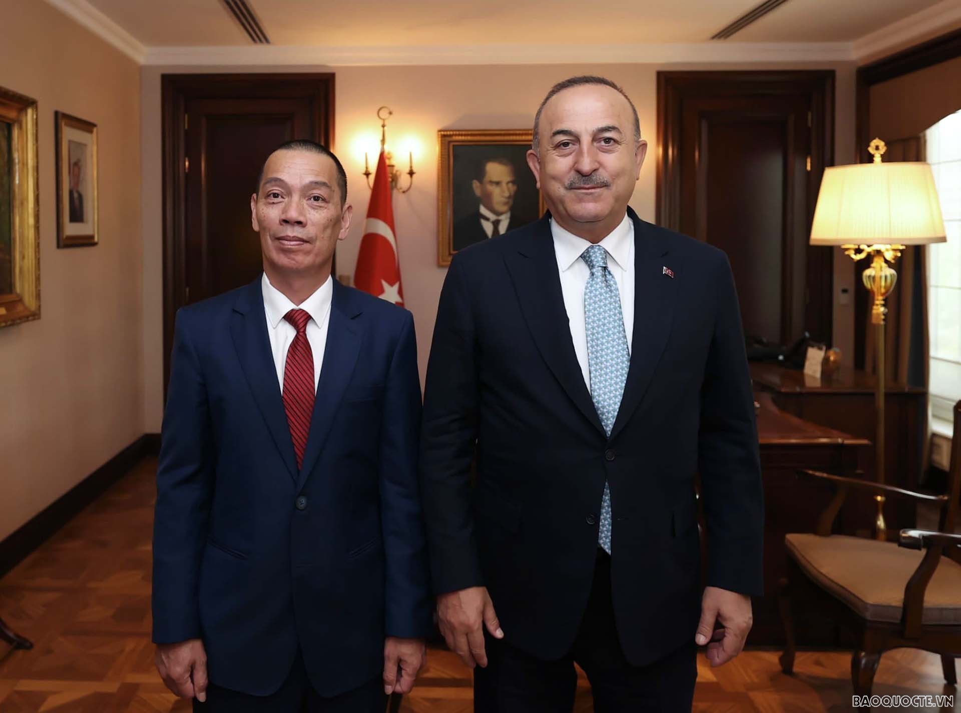 Đại sứ Đỗ Sơn Hải đã đến chào xã giao Bộ trưởng Ngoại giao Thổ Nhĩ Kỳ Mevlut Cavusoglu.