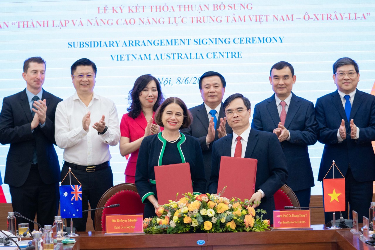 Lễ ký Thỏa thuận Bổ sung dự án “Thành lập và nâng cao năng lực Trung tâm Việt Nam - Australia”.