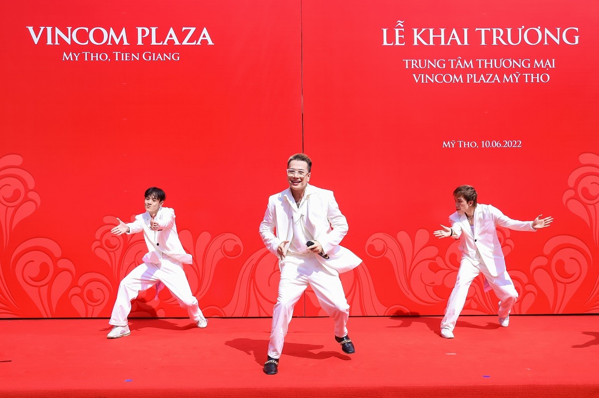 Ca sĩ Lou Hoàng gây ấn tượng với các ca khúc sôi động tại Vincom Plaza Mỹ Tho, Tiền Giang.