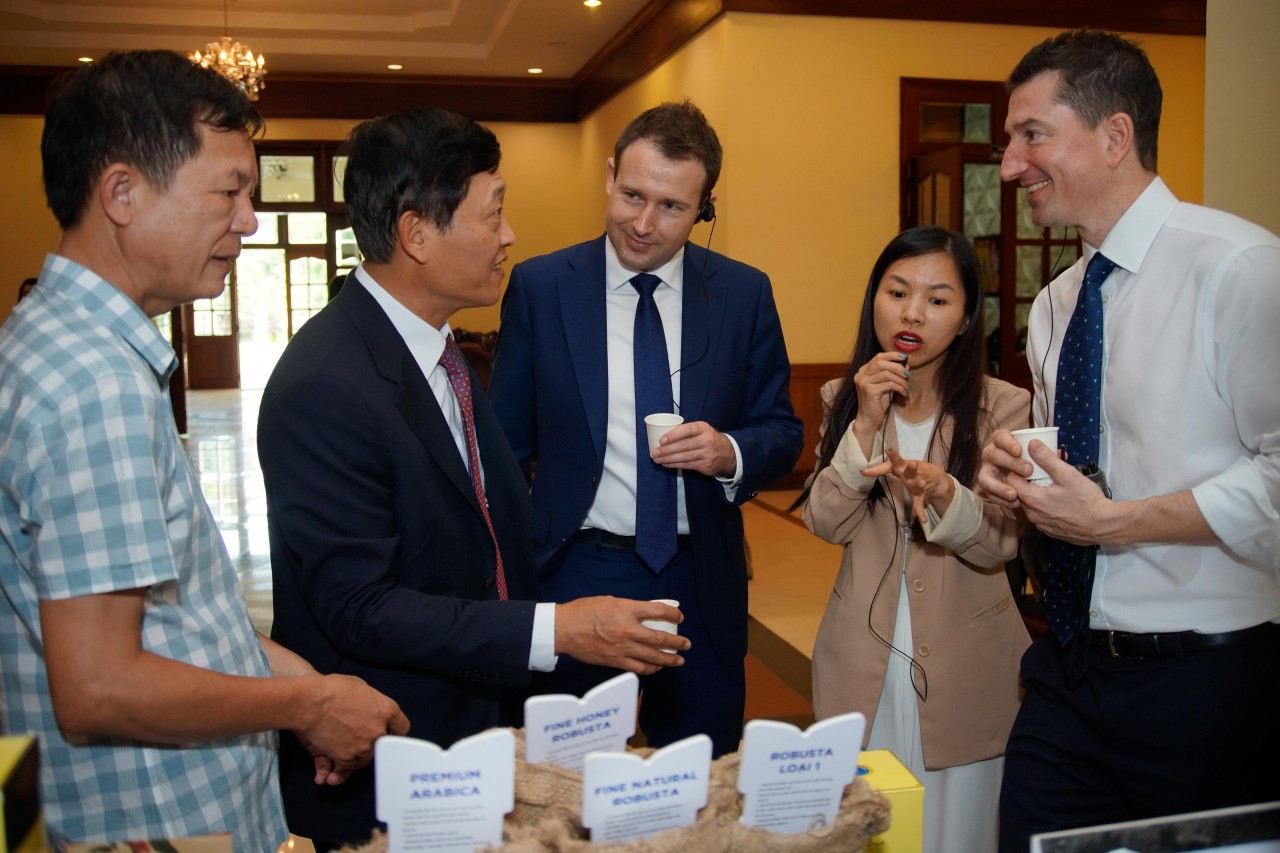 Thứ trưởng Bộ Khoa học Công nghệ Trần Văn Tùng giới thiệu với Phó Đại sứ Úc Mark Tattersall và Giám đốc Chương trình Aus4Innovation Kim Wimbush về cà phê và các nông sản đặc sản của Tây Nguyên.