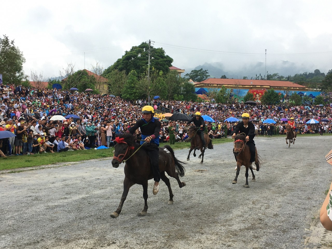 Những pha đua tranh quyết liệt, kịch tính của các nài ngựa tại giải đấu.