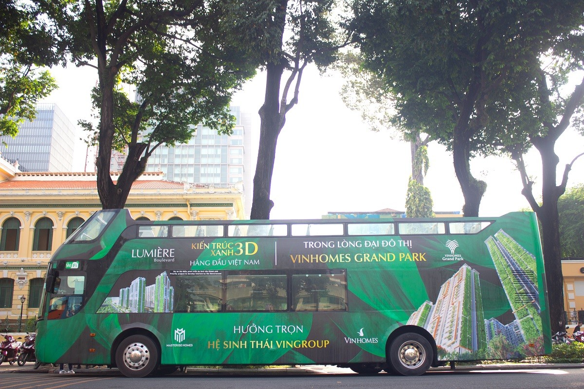 Hình ảnh quảng cáo LUMIÈRE Boulevard (Vinhomes Grand Park) xuất hiện trên xe buýt 2 tầng.