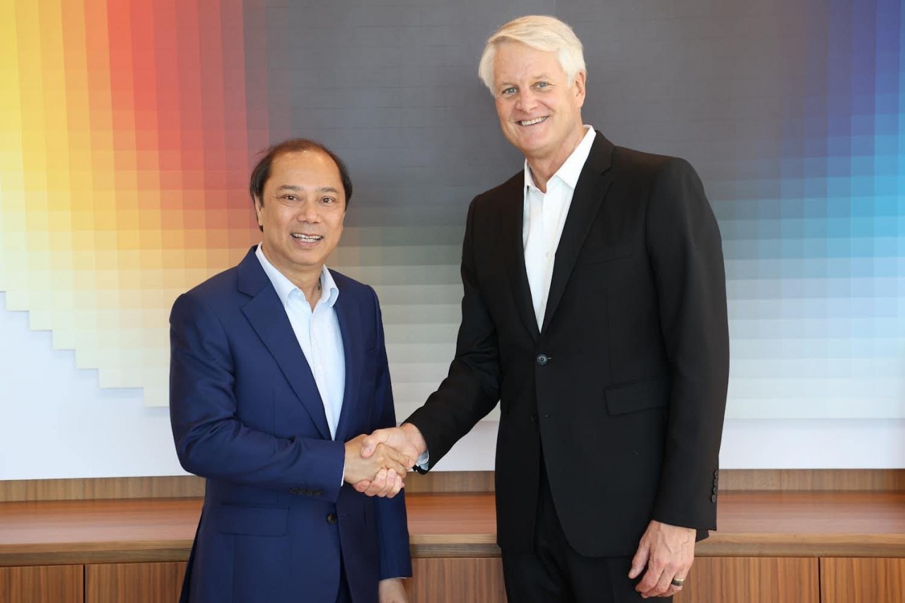 Đại sứ Nguyễn Quốc Dũng gặp ông John Donahoe, Chủ tịch kiêm Tổng giám đốc của tập đoàn Nike.