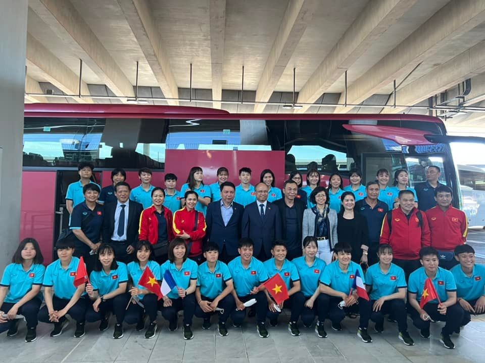 Đại sứ Việt Nam tại Pháp Đinh Toàn Thắng, Đại sứ Trưởng phái đoàn Việt Nam bên cạnh UNESCO Lê Thị Hồng Vân đã ra sân bay đón đoàn.