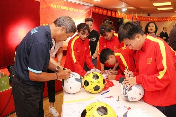 Đội tuyển bóng đá nữ Việt Nam giao lưu tại Pháp