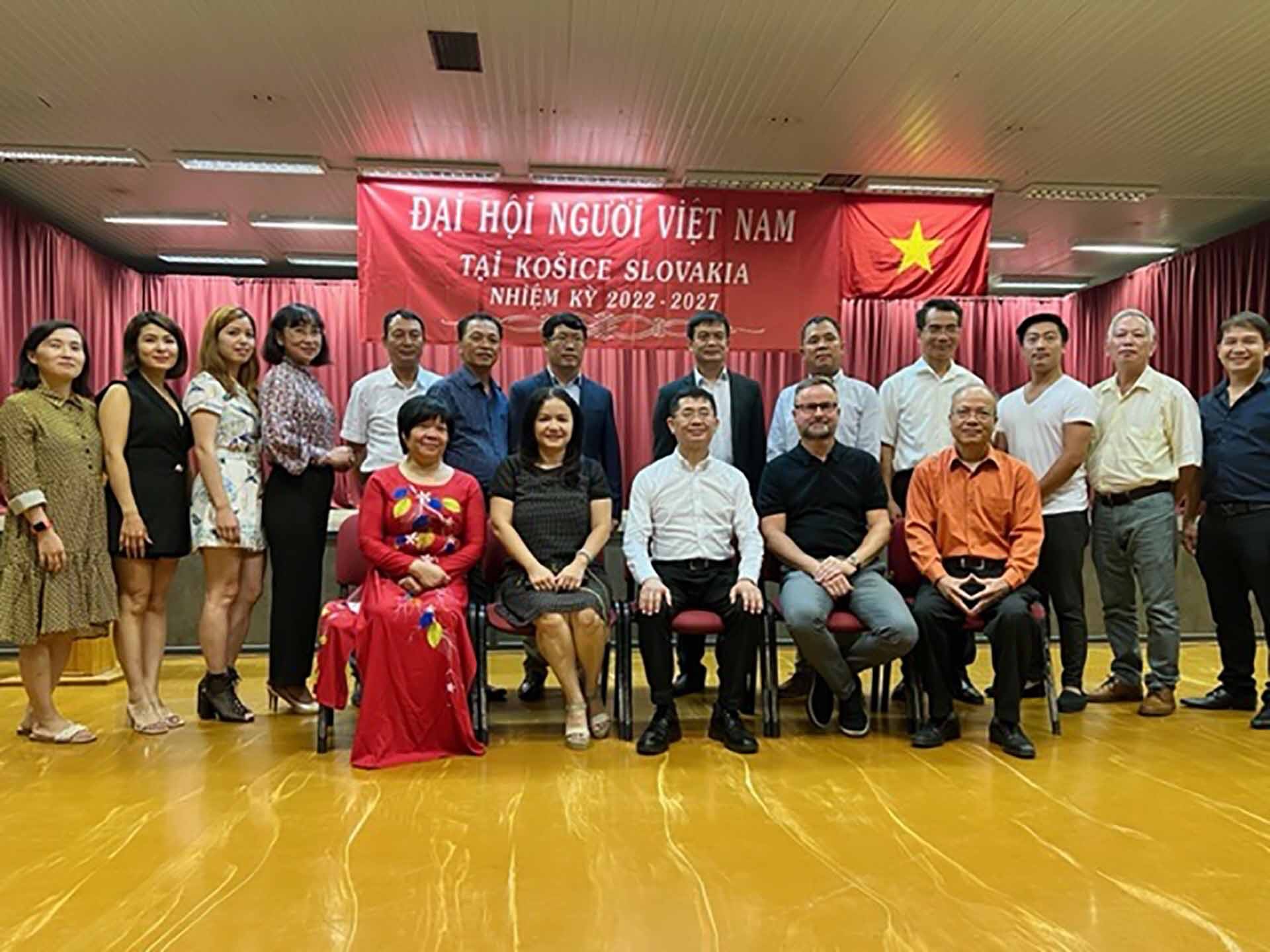 Đại sứ chụp ảnh lưu niệm với Ban chấp hành Hội người Việt tại Kosice