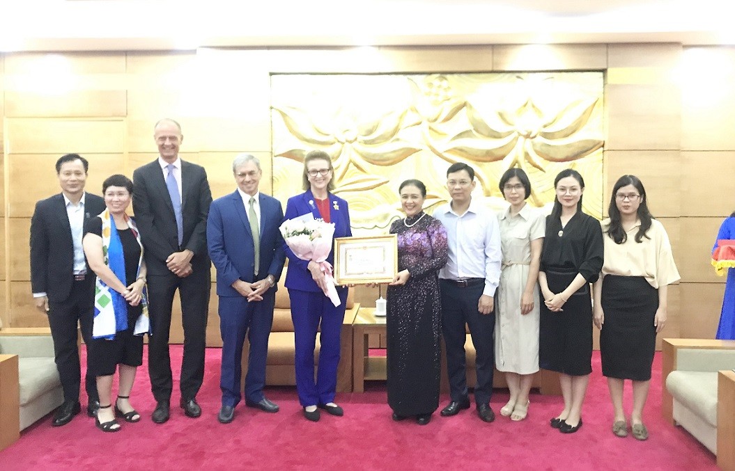 VUFO trao tặng Kỷ niệm chương cho Trưởng đại diện thường trú UNDP tại Việt Nam
