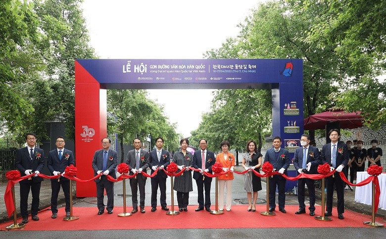 Lễ cắt băng khai mạc chương trình Lễ hội 'Con đường văn hóa Hàn Quốc cùng Đại sứ quán Hàn Quốc'.
