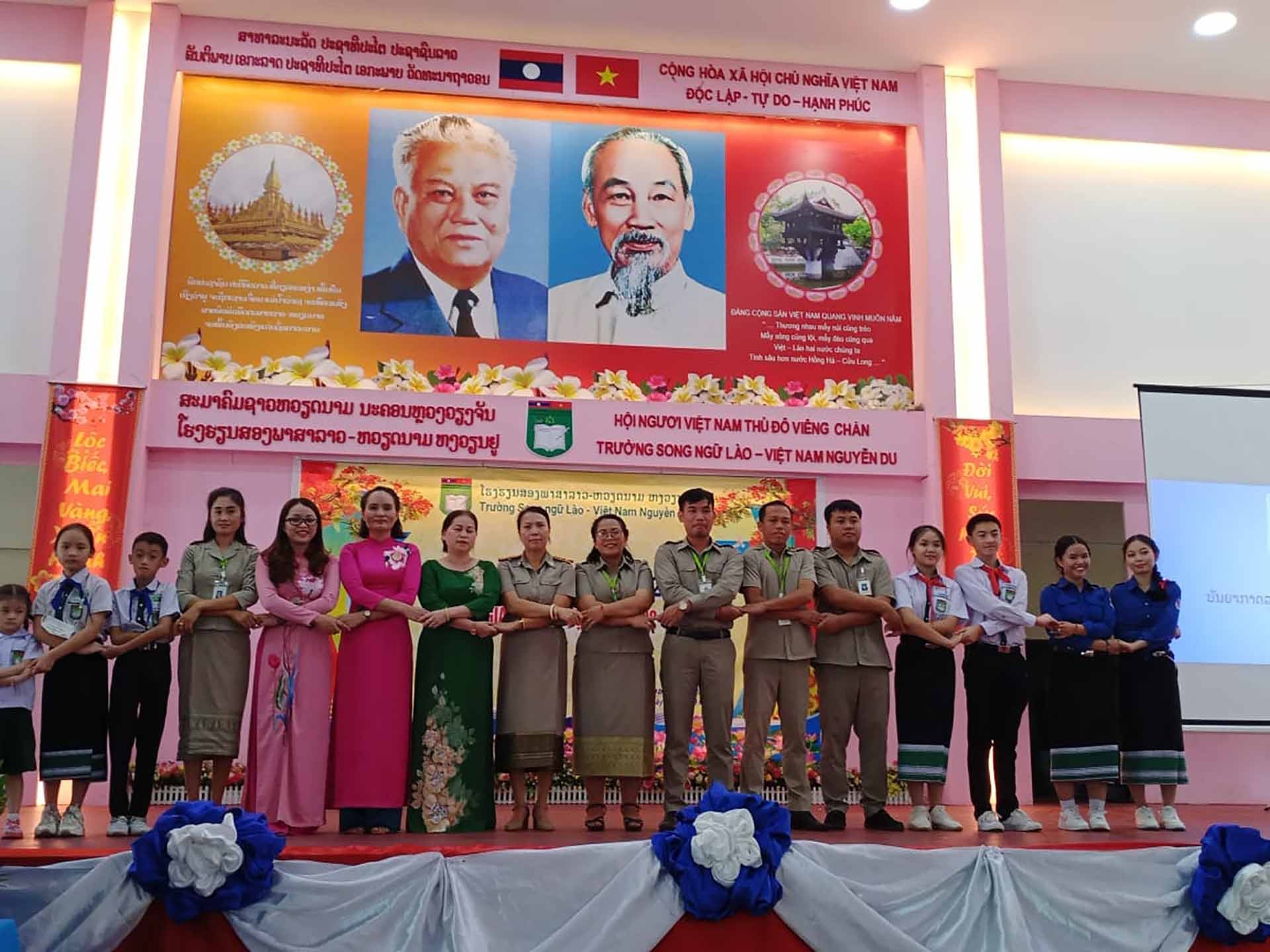 Giáo viên và học sinh Trường song ngữ Lào-Việt Nam Nguyễn Du chụp ảnh trong ngày khai giảng năm học mới. (Nguồn: Nhà trường cung cấp)