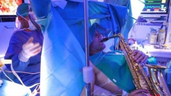 Bệnh nhân chơi kèn saxophone trong lúc phẫu thuật u não