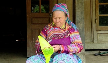 Gìn giữ nghệ thuật thêu hoa văn trên trang phục truyền thống người Mông Hoa
