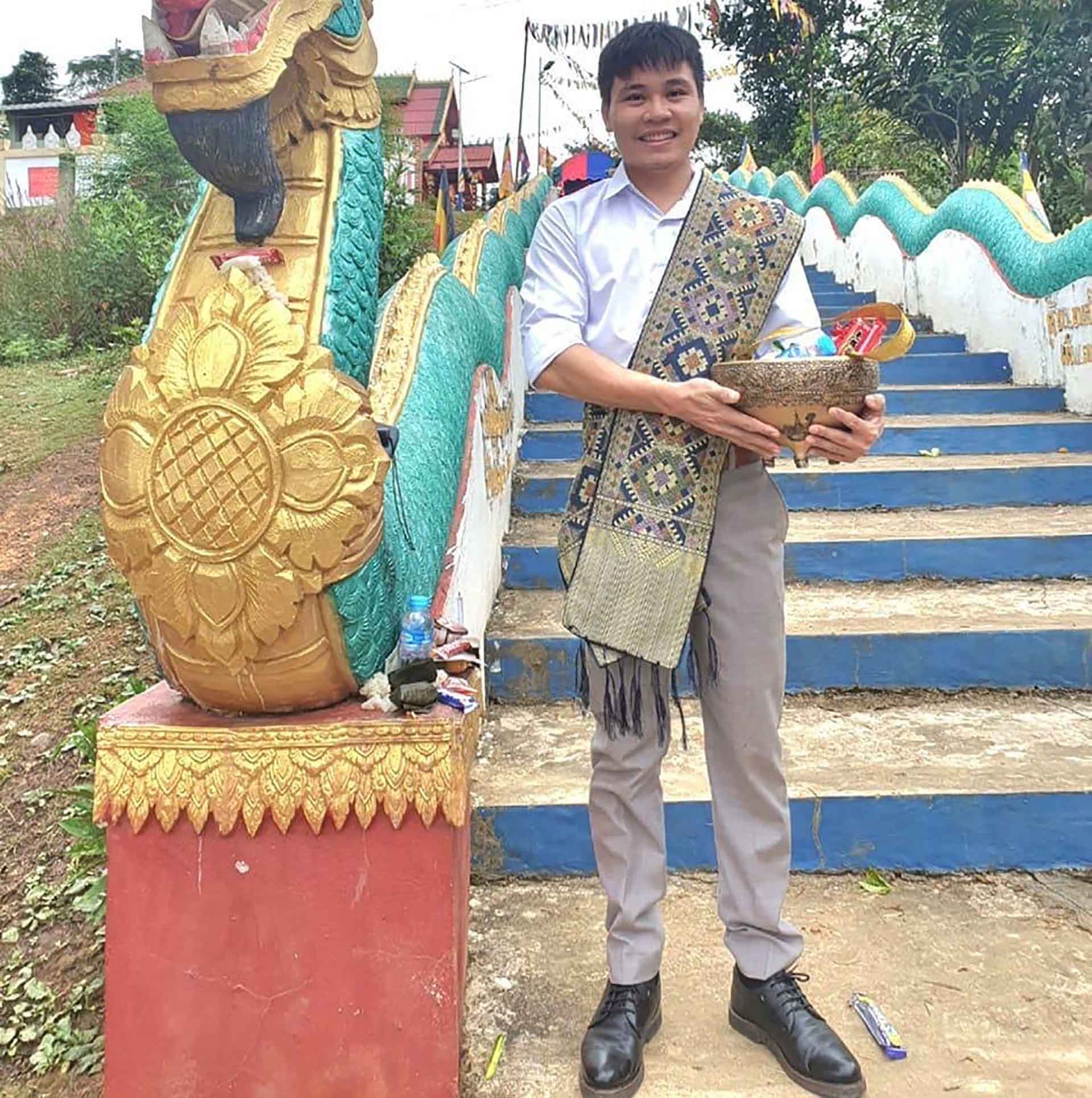 Thầy giáo Nguyễn Thành Ngọc tham dự ngày lễ truyền thống tại Lào. (Ảnh: NVCC)