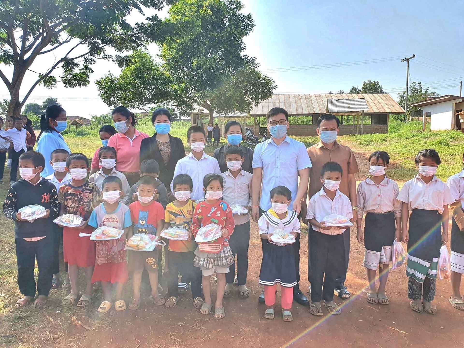 Thầy Ngọc làm thiện nguyện giúp đỡ học sinh và bà con vùng cao Lào. (Ảnh: NVCC)