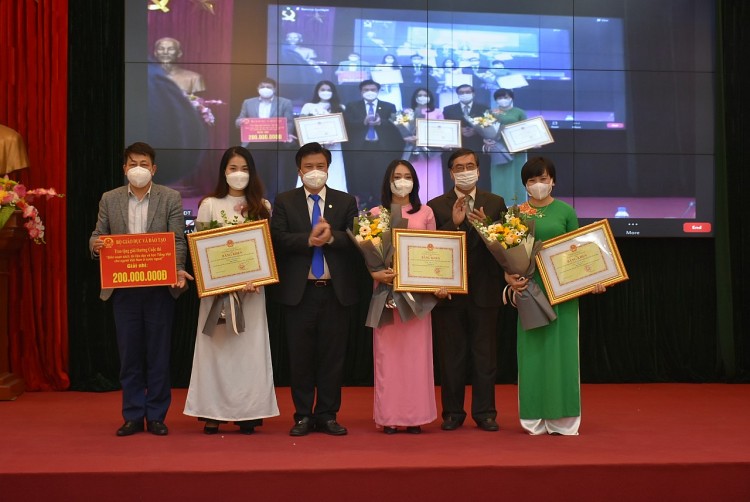 Giải nhì của cuộc thi được trao cho nhóm tác giả với bộ tài liệu “Tiếng Việt của em”