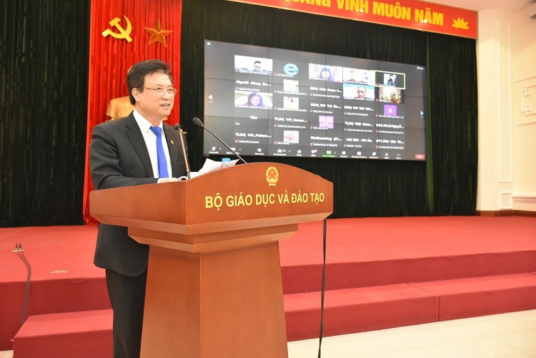 Ông Nguyễn Hữu Độ - Thứ trưởng Bộ Giáo dục và Đào tạo - Trưởng ban tổ chức phát biểu khai mạc và báo cáo đánh giá tổng kết Cuộc thi