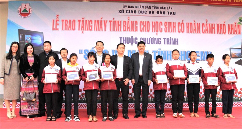 Đắk Lắk trao tặng 14.000 máy tính bảng cho học sinh khó khăn ảnh 1
