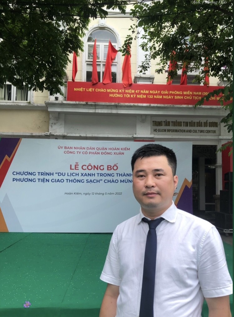 Ông Vũ Hà Thanh, Phó giám đốc công ty cổ phần Đồng Xuân trả lời phóng viên.