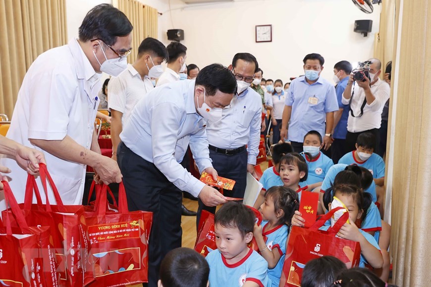 Chủ tịch Quốc hội tặng quà trẻ em có hoàn cảnh đặc biệt tại TP.HCM. Ảnh: TTXVN