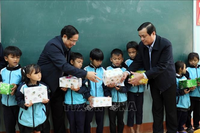  Đồng chí Phạm Minh Chính thăm, tặng quà Tết đồng bào huyện Nam Trà My. Ảnh: TTXVN