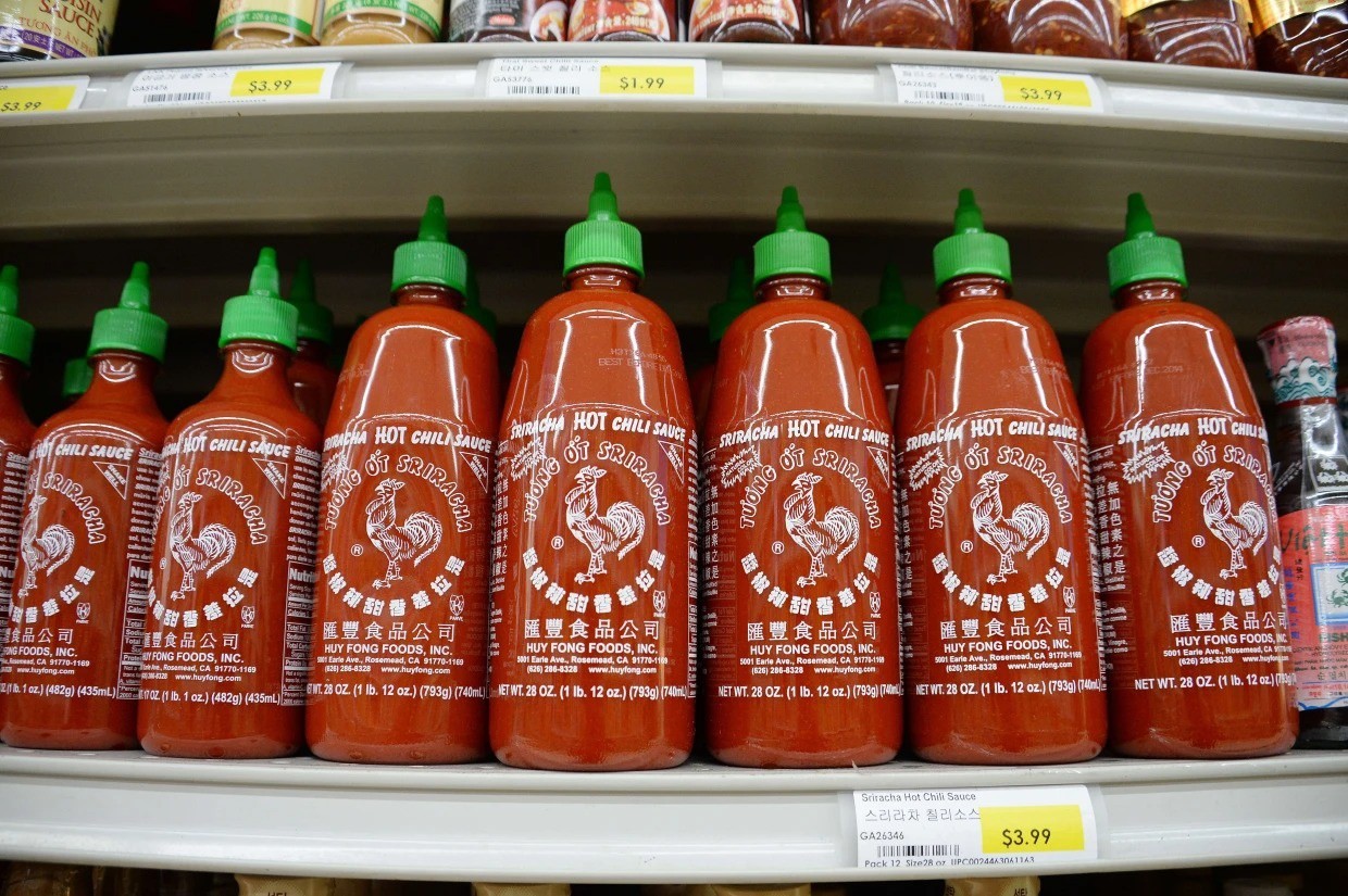Tương ớt Sriracha được bày bán tại một cửa hàng ở Los Angeles (California, Mỹ). Ảnh: AFP