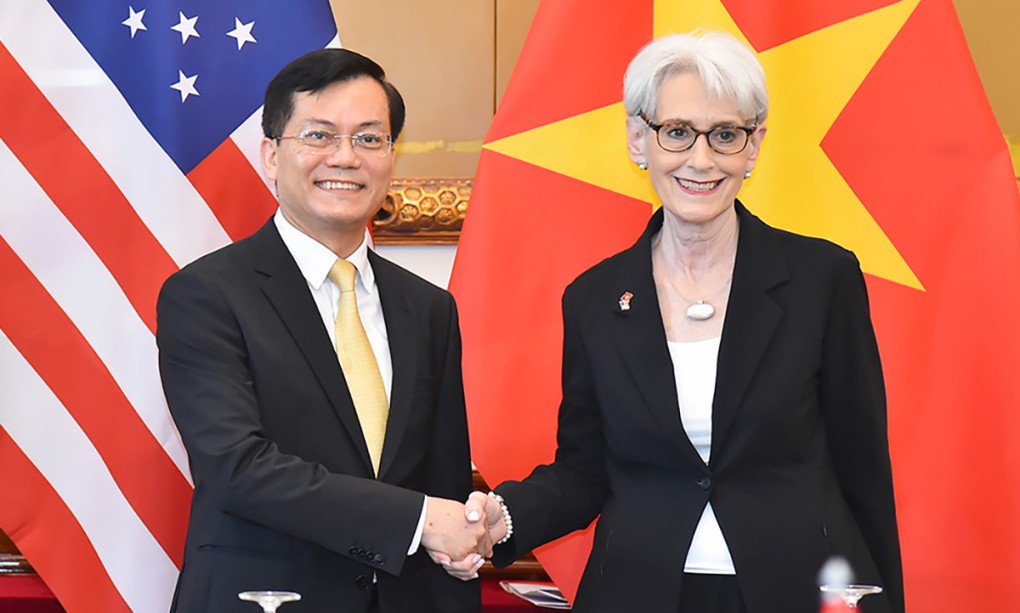 Thứ trưởng Bộ Ngoại giao Hà Kim Ngọc (trái) bắt tay Thứ trưởng Ngoại giao Mỹ Wendy Sherman ngày 13/6. Ảnh: Bộ Ngoại giao.