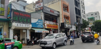 khu pho nguoi han tai tphcm vang ve trong mua dich covid 19