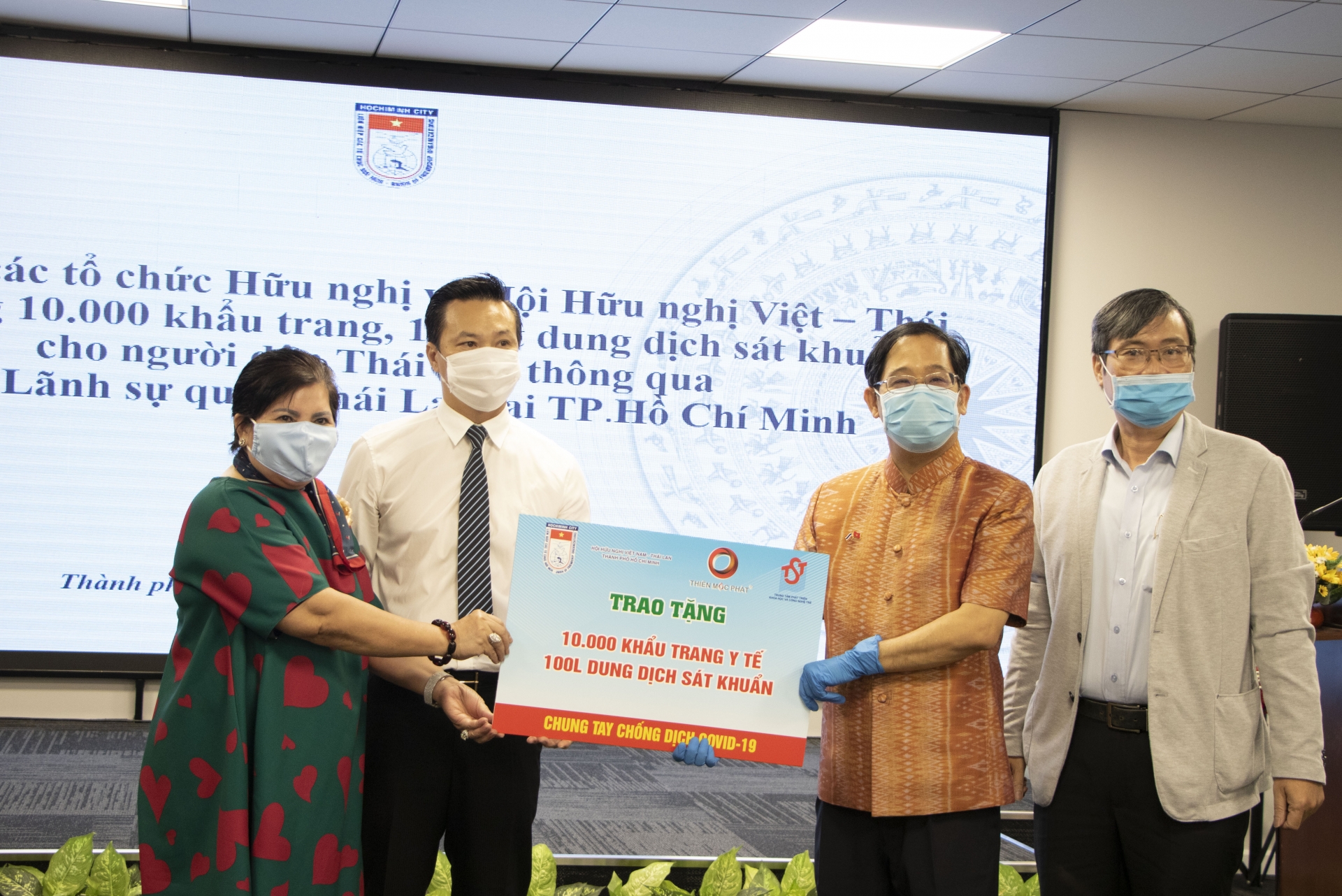 HUFO tặng 10.000 khẩu trang cho người dân Thái Lan chống dịch Covid-19