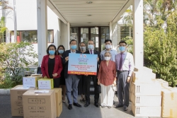 Hội Hữu nghị Việt – Pháp TP. HCM; HUFO tặng hơn 23.000 khẩu trang, 100 lít dung dịch sát khuẩn cho người dân Pháp chống COVID-19