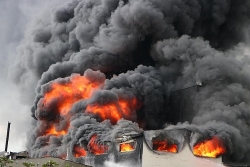 Công ty sản xuất băng keo bốc cháy dữ dội, cột khói cao hàng chục mét ở Bình Dương