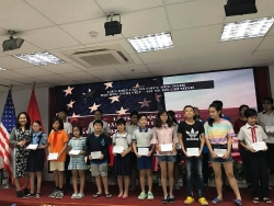 Hội hữu nghị Việt - Mỹ trao 100 học bổng cho học sinh khó khăn ở TP.HCM