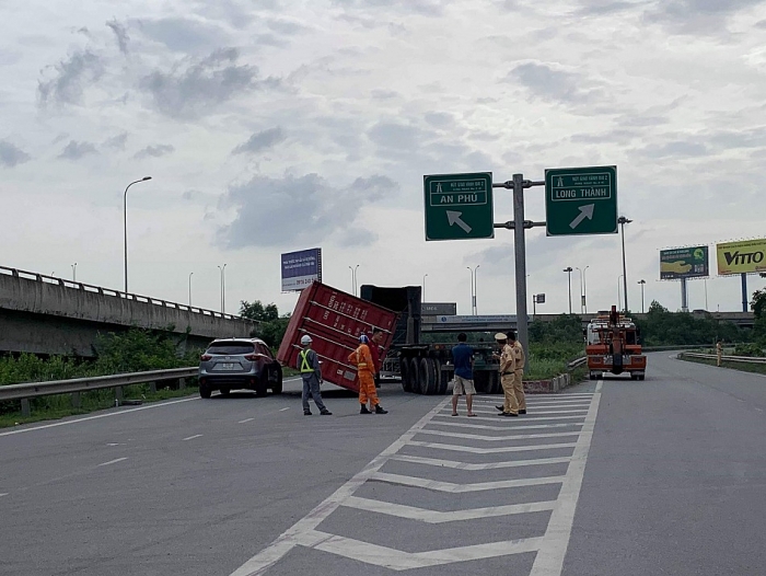 thung container lat de trung o to tren duong dan cao toc tai xe thoat chet than ki