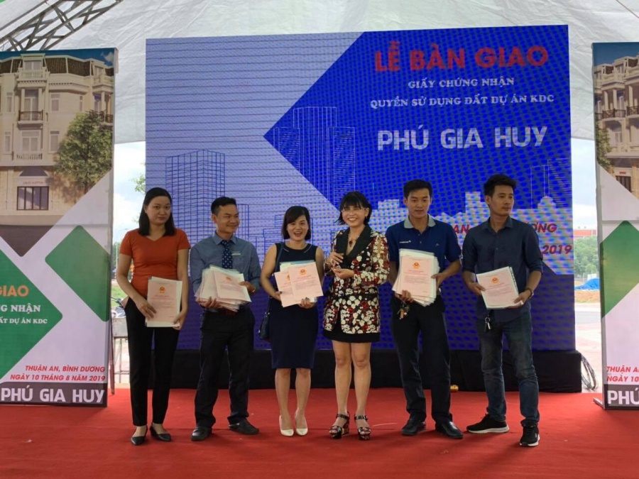 Phú Hồng Thịnh bàn giao 329 sổ hồng cho khách