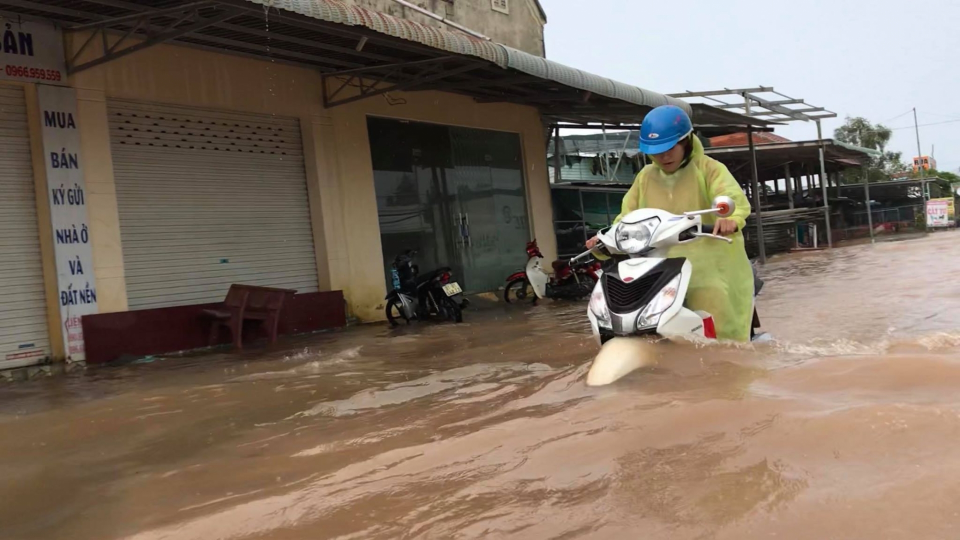 phu quoc lai chim trong bien nuoc sau con mua keo dai 2 gio dong ho