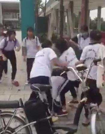 nu sinh cap 2 bi danh hoi dong do mau sac doi giay