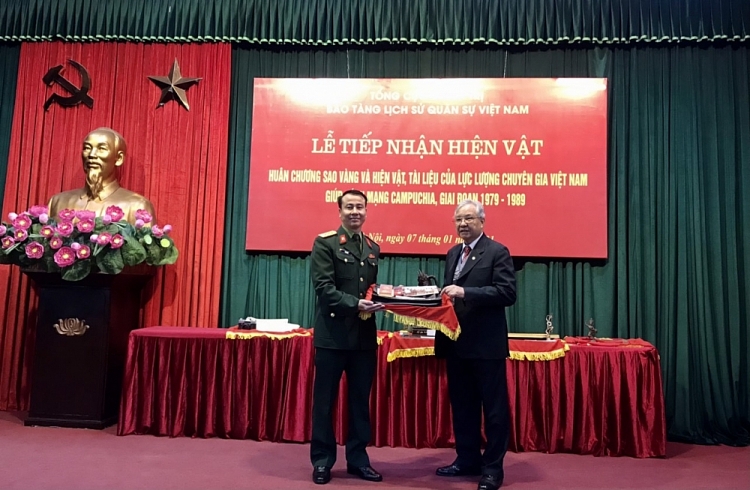 Bảo tàng Lịch sử quân sự tiếp nhận gần 60 hiện vật của chuyên gia Việt Nam giúp cách mạng Campuchia