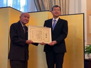 Chủ tịch Hội hữu nghị Việt - Nhật thành phố Hồ Chí Minh nhận bằng khen của Bộ Ngoại giao Nhật Bản