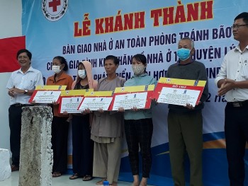 UNDP bàn giao 10 nhà an toàn chống chịu bão cho người dân nghèo Quảng Ngãi