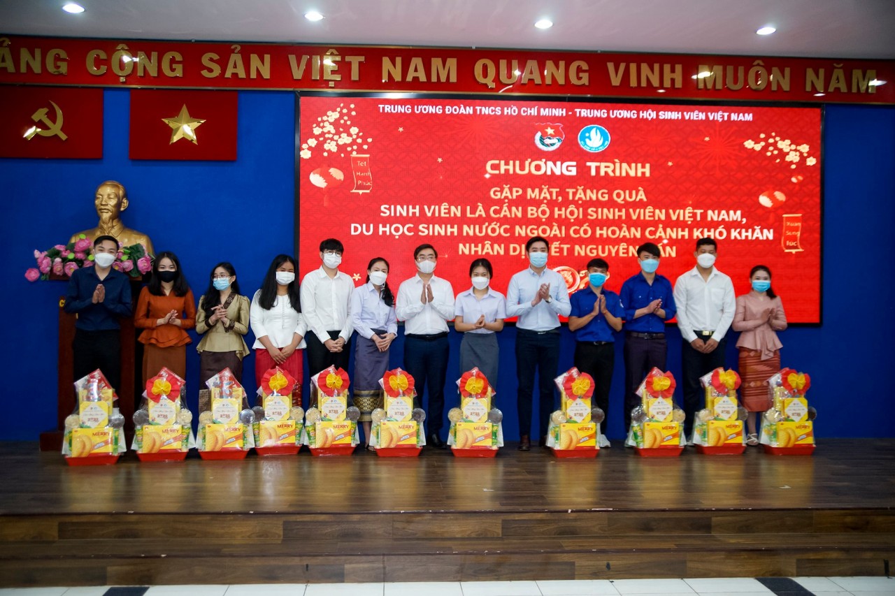 Tặng quà hỗ trợ 55 du học sinh Lào, Campuchia có hoàn cảnh khó khăn tại Tp.Hồ Chí Minh và Hà Nội