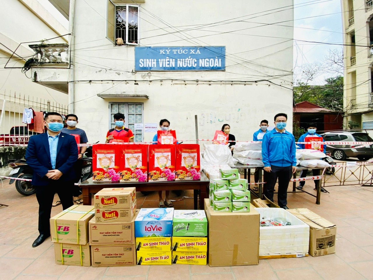 Tặng quà hỗ trợ 55 du học sinh Lào, Campuchia có hoàn cảnh khó khăn tại Tp.Hồ Chí Minh và Hà Nội