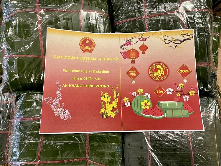 Đại sứ quán Việt Nam tại Thụy Sỹ gói bánh chưng tặng bà con người Việt