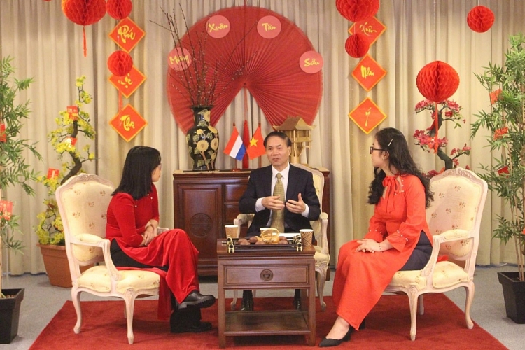 Hội Sinh viên Việt Nam tại Hà Lan nhận bằng khen của Đại sứ Phạm Việt Anh