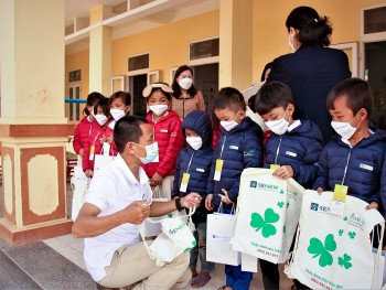 Dự án RENEW trao 400 phần quà cho trẻ em khó khăn tỉnh Quảng Trị