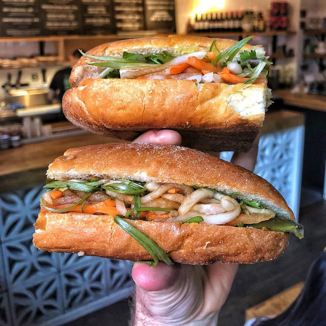  Quá tự hào với 5 tiệm bánh mì made in Vietnam ở nước ngoài: Đắt hàng như tôm tươi, bạn bè quốc tế check in rần rần  - Ảnh 9.